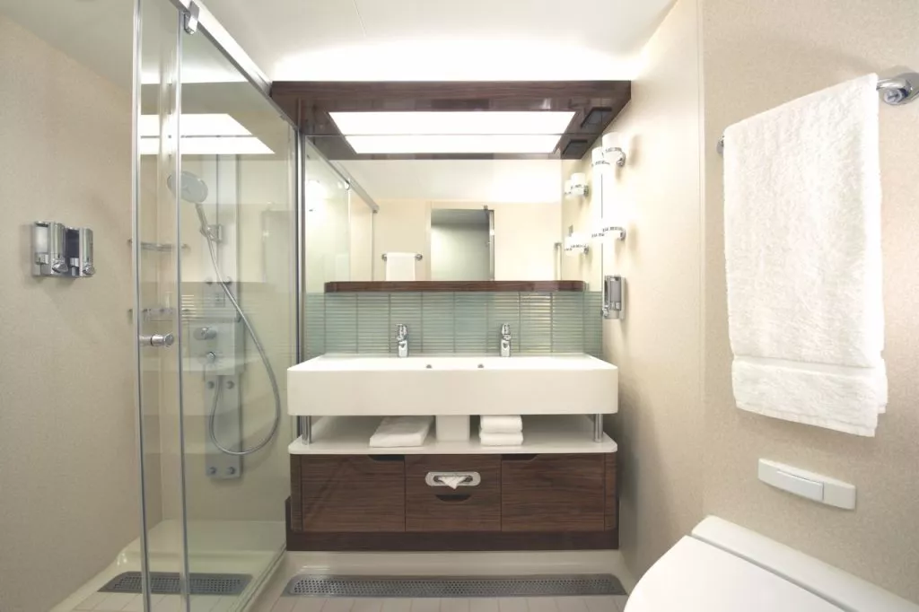 b interior bathroom